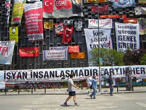 Le Protestations di Gezi; Un Esercizio di Libertà e una Rivolta contro il Capitalismo Autoritario